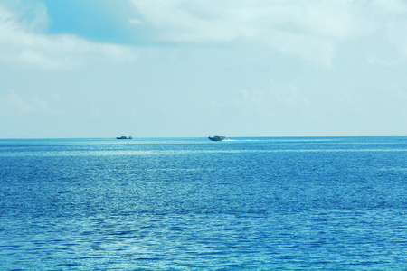 美丽的蓝色海洋水与机动在度假村的视图