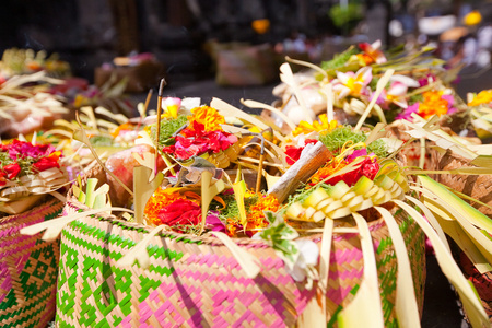 在巴厘岛与鲜花 食物和香气的神祭祀棍
