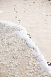 人类在白色沙滩上的脚印图片