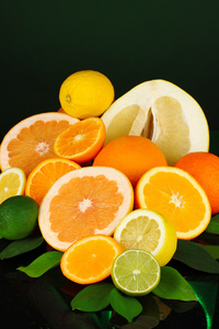 很多成熟的柑橘孤立在黑色