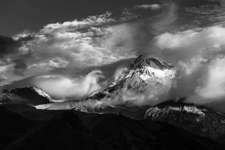 Kazbek 从 stepantsminda 村的顶级景观。佐治亚山顶。黑白相间