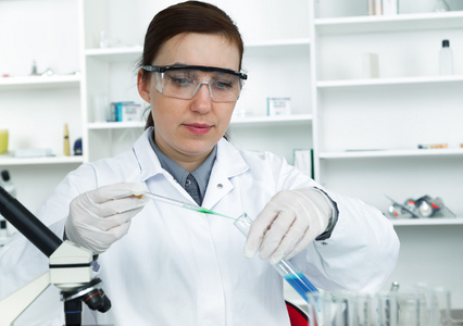 女性研究员在实验室里的玻璃设备