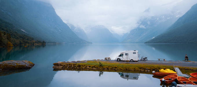 家庭度假旅行房车，在车房，旅行车车度假度假之旅。美丽的大自然挪威自然景观