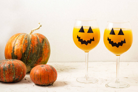 秋天橙色假日南瓜鸡尾酒与万圣节装饰在桌上插画