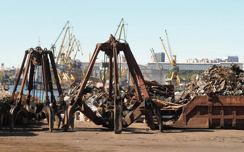 cheu 上的旧铁, 天空蓝天和起重机工业货物废料回收康斯坦察港