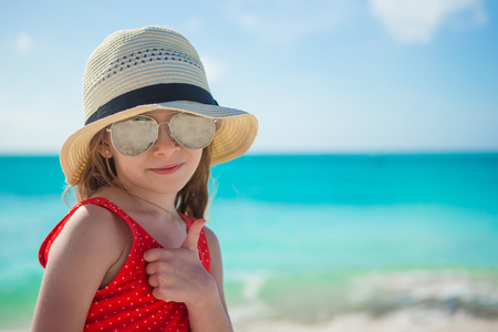快乐的小女孩，在上海滩在暑假期间的帽子