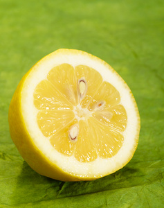 新鲜美味柠檬水果上绿色 backgro