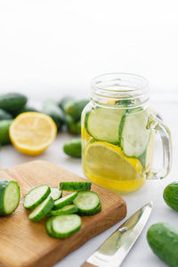 夏日鸡尾酒黄瓜柠檬水。在灰色的背景下用黄瓜, 薄荷和柠檬提神水。健康饮品和排毒的概念。复制空间