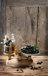 平衡规模新鲜橄榄和橄榄油图片