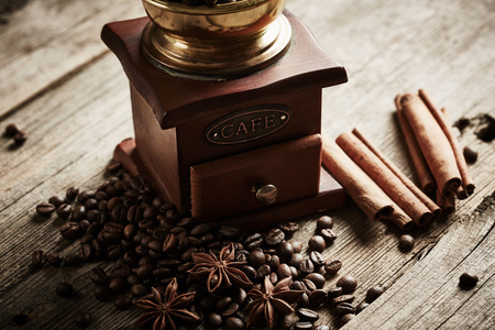 咖啡与咖啡豆研磨机图片