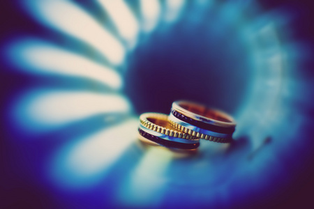 时尚的结婚戒指。婚礼当天的细节