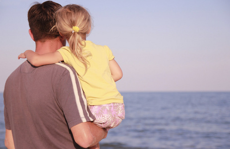 父亲和女儿在海边