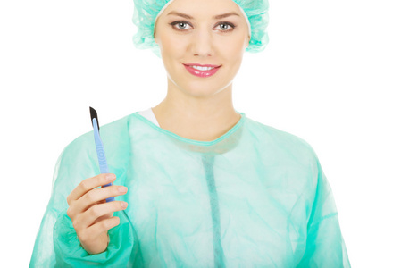 女性的外科医生用手术刀