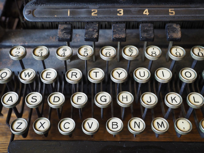 对一台旧打字机键图片