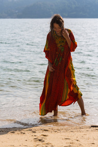 穿着花裙的女孩赤脚走在海边, 泰国, 普吉岛。波希米亚服装风格