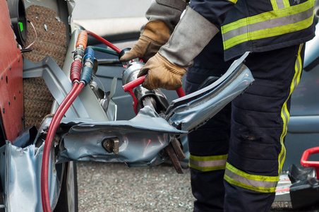 法国救援人员与气动机在撞车特写