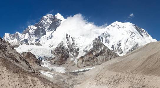 从尼泊尔 Himalaas 山脉马卡鲁峰巴润山谷洛子峰和洛子峰的角度看