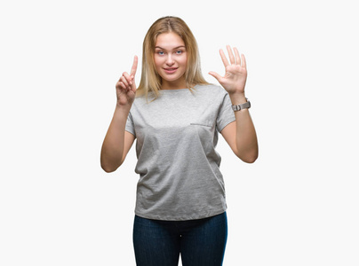 年轻的高加索妇女在孤立的背景显示和指向与手指数字六同时微笑自信和快乐