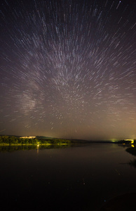 美丽的夜空，银河系与树木