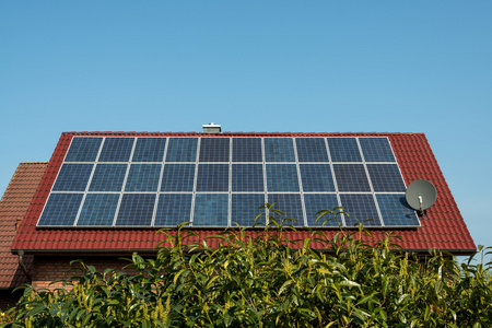 红色的屋顶上的太阳能电池板
