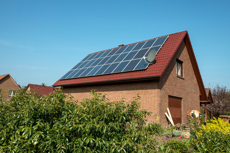 色的屋顶上的太阳能电池板