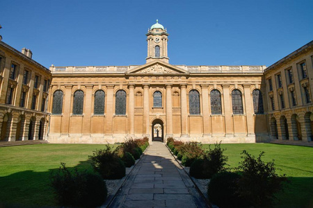 皇后拼贴画最有名的大学牛津, 英国英国, 蓝天背景