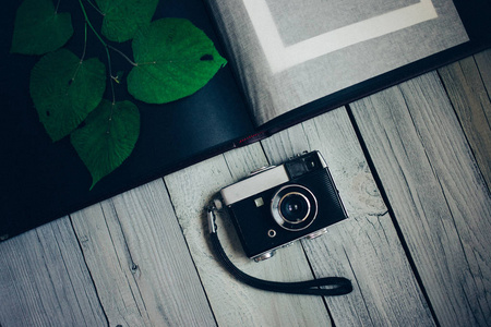 老式相机, 在白色木背景的老相册