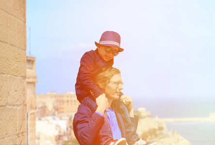 父亲和儿子在马耳他，欧洲旅行