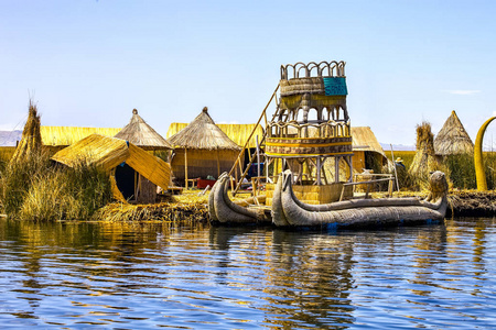 浮芦苇漂浮岛上的芦苇屋, 喀里湖, 秘鲁
