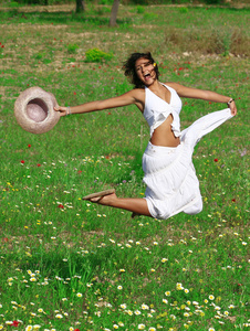 快乐健康的年轻女性在夏季或弹簧跳