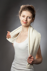 年轻女子用健身运动后的毛巾
