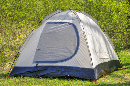在阳光明媚的森林野营帐篷