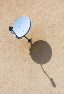 碟型卫星天线安装在房子的墙上