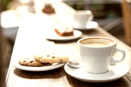 一杯咖啡和一盘饼干的细节