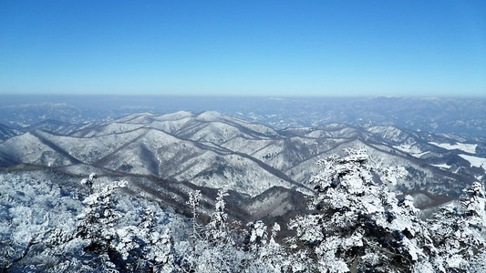从韩国滑雪胜地山崩地貌景观图片