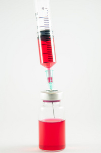 液体泵从医药瓶由注射器的行动