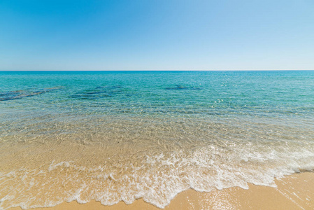 水晶清澈的水在浴池 Rei 海滩, 穆拉沃拉。意大利撒丁岛