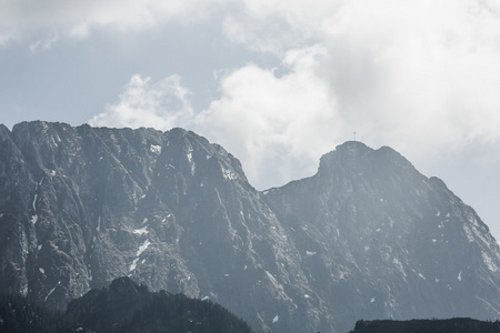 Giewont，著名高峰附近扎科帕内的钢十字是 m