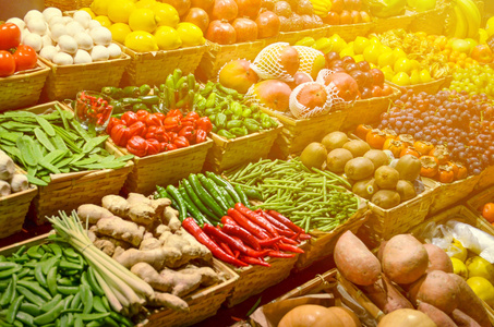 与各种色彩鲜艳的新鲜水果和蔬菜水果市场