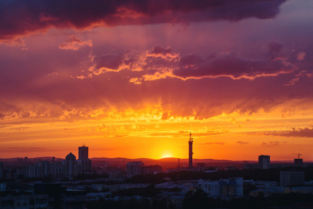 史诗般戏剧性的夕阳的天空在工业城