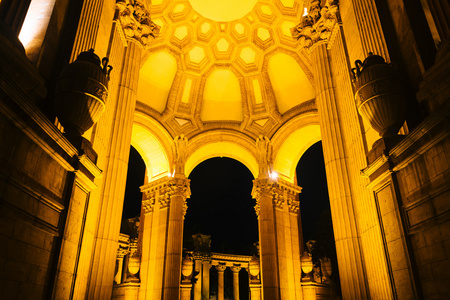 美术宫在晚上，在 San Francisco，加利福尼亚州