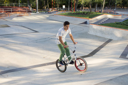 小轮车骑手训练和做把戏在街道广场, bicyxle 特技车手在 cocncrete 滑板公园