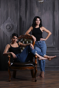 椅子上的两个姐妹工作室肖像