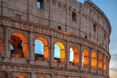 古罗马斗兽场在日落在罗马, 意大利