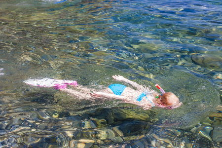 浮潜在地中海的小女孩