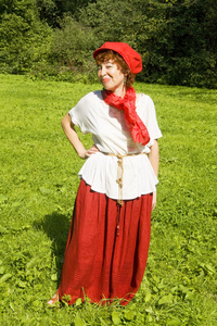 红色帽子和裙子的女人