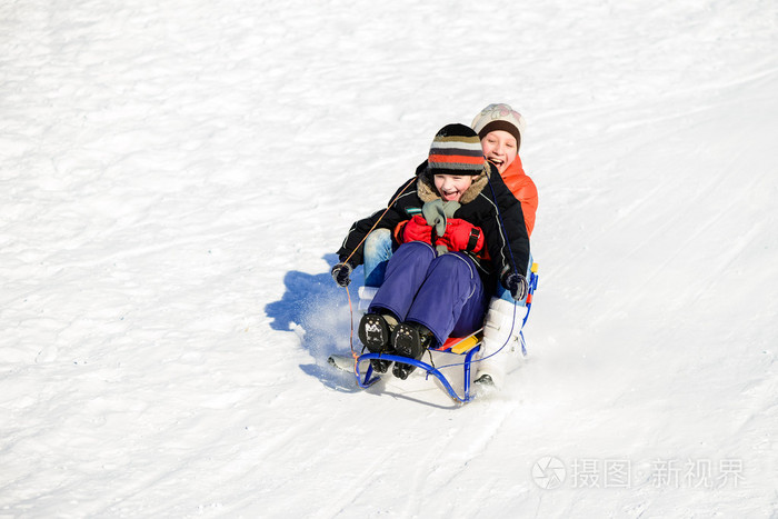 小男孩和女孩在雪橇上