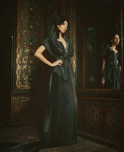 年轻漂亮的女人站在宫殿房间里