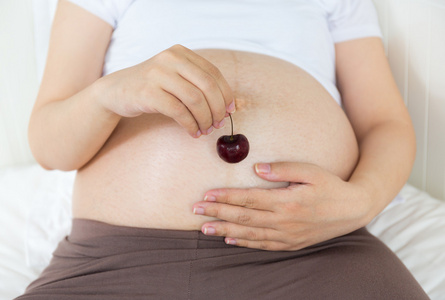 孕妇的肚子，用樱桃