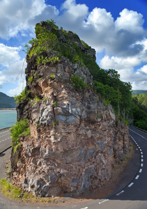 在湖山之间的道路。毛里求斯